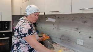 Отправила молоко .Напекла пиццу и наварила холодца.Жизнь в деревне