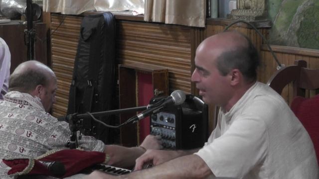 2015.06.14  Женя и ЕМ Адираса прабху. Киртан 2. .