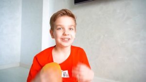 Марк изучает автомобили  на красочных дорогах. Обучающее видео