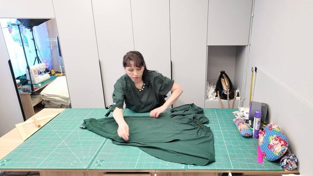 БРЮКИ НЕОБЫЧНОГО КРОЯ. Брюки солнце с манжетами по низу. Показываю брюки на себе и на столе.