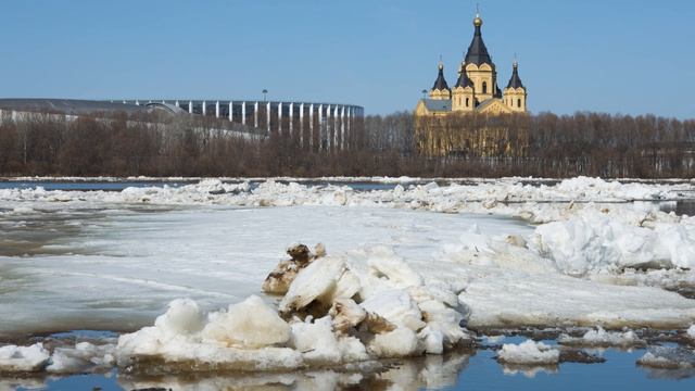 Ледоход у места впадения Оки в Волгу в Нижнем Новгороде