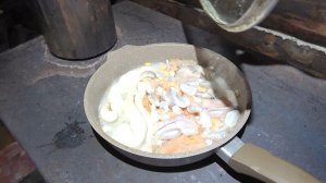 ГОТОВЛЮ НИШТЯКИ ИЗ СВЕЖЕЙ РЫБЫ В ИЗБЕ. ТОПЛЮ ПЕЧЬ, ПРОВОЖУ ВЕЧЕР.