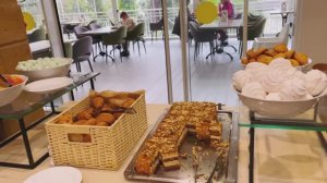 Два настроения Сочи: спокойный завтрак и вечерний оживленный променад