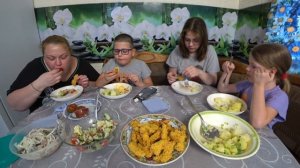 мукбанг.  приготовила стрипсы в духовке