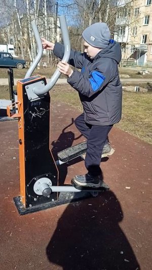 Спорт на тренажёре,Артём тренируется Спорт на тренажёре,Артём тренируется Галина Добрый день Гали