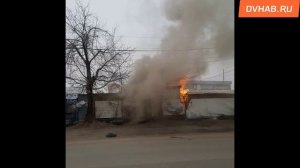 Огонь полыхает на рынке в районе Индустриальной