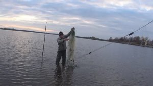 НА РЫБАЛКУ!!! ДЯДЕ ВОВЕ БЕЛОРУСУ ЗАХОТЕЛОСЬ СЕЛЁДКИ С КОРЮШКОЙ!!!