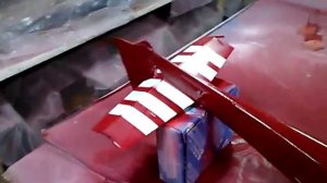 №20- Покрасил крыло Zivko Edge снизу красным цветом снял маскировку.