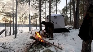 ВЕЧЕРОМ РЫБАК ПОНЯЛ ПОЧЕМУ НА ЭТОМ ОЗЕРЕ НИКТО НЕ РЫБАЧИТ. СТЕМНЕЛО И НАЧАЛОСЬ. НЕВЕРОЯТНАЯ РЫБАЛКА