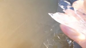 В апреле замёрзла вода. Разбиваю лёд.