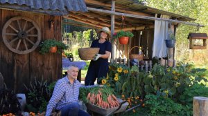 Традиционная жизнь деревенской семьи: приготовление деревенской еды и сбор овощей.