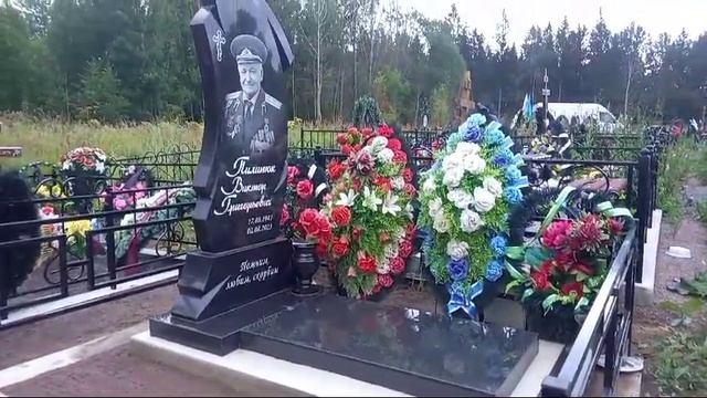 Невгранит. Памятник военному с медалью резной