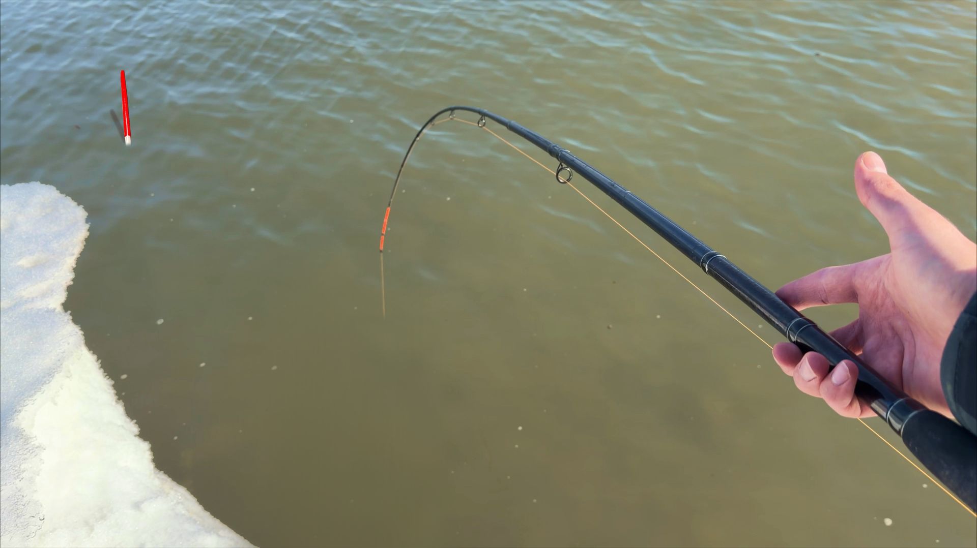 ЗАКИНУЛ УДОЧКУ В РЕКУ...ВОТ ЭТО ПРЁТ! Первый КРУПНЯК на воде. Рыбалка 2026