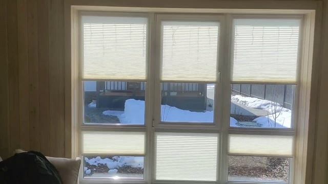 Простые и элегантные шторы плиссе с легким управлением и аккуратным видом. Современный декор окна.