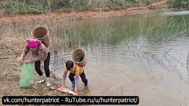 Ловля рыбы на дождевых червей и установка ловушек на берегу озера — крупный карп на продажу!