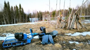 ХОЗЯИН ТАЙГИ СКОРО ПРИДЁТ НА ЗАПАХ / СТАВЛЮ ЛОВУШКИ НА ПРИВАДЕ / МОТОТОЛКАЧ АЛЬБАТРОС ВЫРУЧАЕТ.
