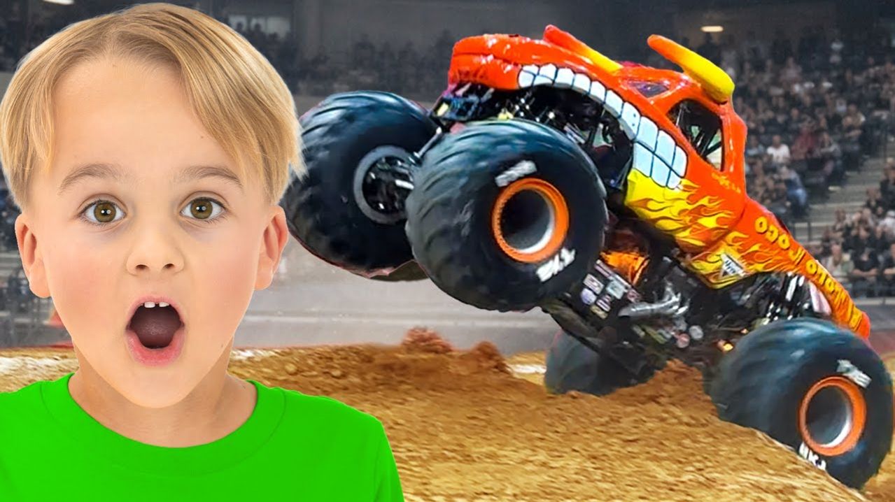 Дети играют с машинками и посещают шоу Monster Jam