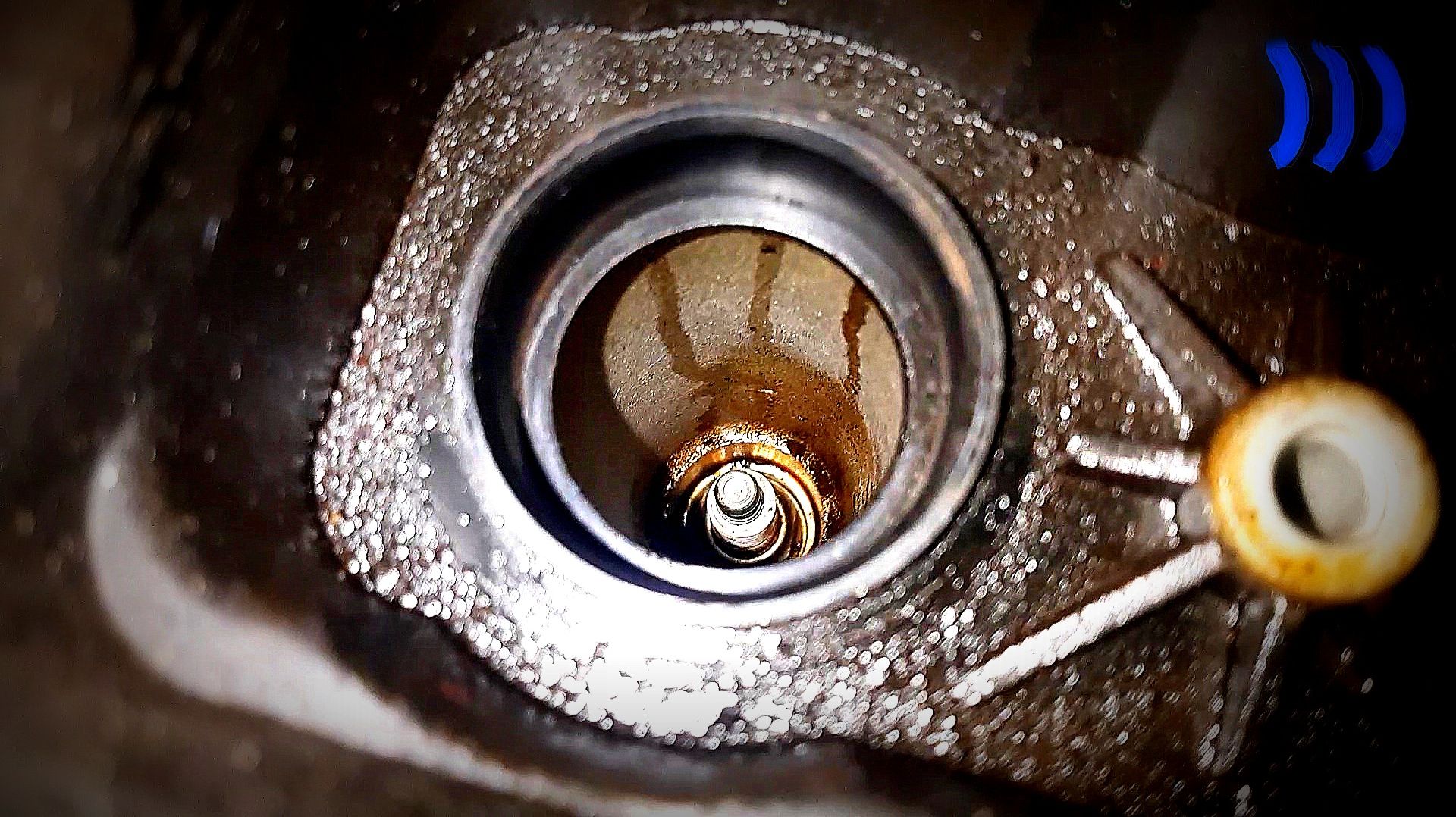 Затроил двигатель и откуда масло в свечных колодцах?