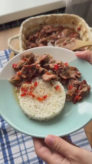 Тушёные куриные желудочки в соусе 🥘