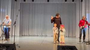 Сергей Дубровин - На сцене с подрастающим поколением поем А над речкой туман