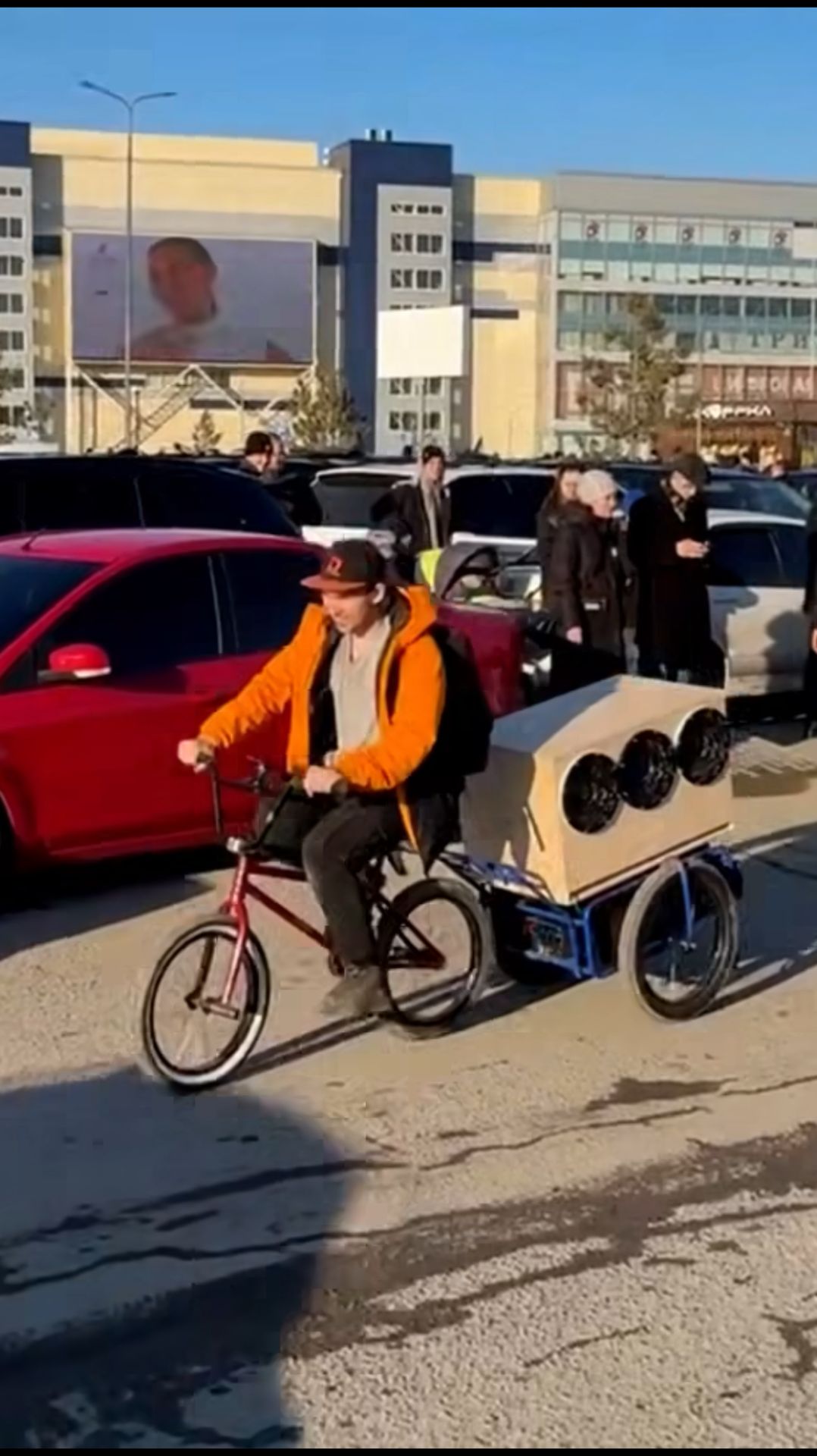 Школьники с колонкой эволюционировали! #russia #приколы #прикол #новости #автозвук