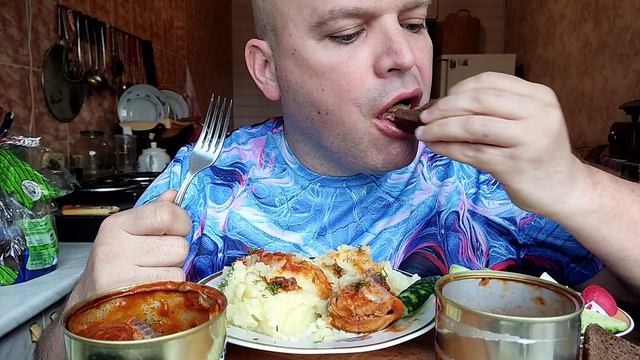 МУКБАНГ Консервированная СКУМБРИЯ И САРДИНА в томатеОБЖОР Картофельное пюрееда на камеру