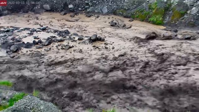 Mar 15, 2025： Sirens Sound! Lahar⧸Flash Flood Descend from Semeru Volcano in Indonesia смотреть онлайн