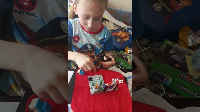 Олежа показывает  обзор майнкрафт