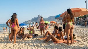 красивая девушка плюссайз и другие смелые красотки без стеснения носят мини бикини и микро бикини