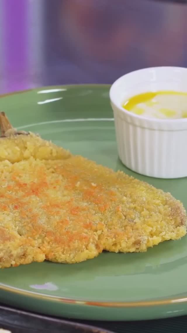 Хрустящий баклажан с йогуртовым соусом.