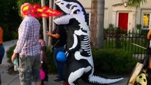 Настя собирает сладости с друзьями на Хеллоуин