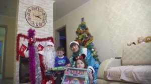 Праздник новый год, дед мороз и снегурочка у нас в гостях, детям, детское видео, музыка, игры, танцы