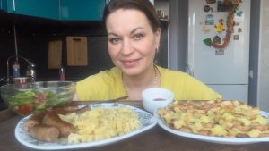 МУКБАНГ ЖАРЕНЫЕ КОЛБАСКИ С МАКАРОНАМИ/КАБАЧКОВЫЕ ВАФЛИ/САЛАТ/MUKBANG ЕДА ОБЖОР