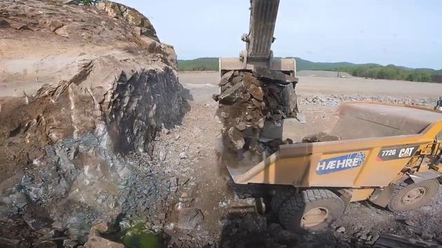 Technical stuff🤪👉the show goes on!🤩Cat 390 F, attacking my last pile at this site, part - 2! смотреть онлайн