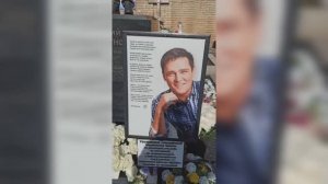 Поклонница у его могилы: Слова, идущие от души, Юрию Шатунову | Троекуровское кладбище 04.04.2026