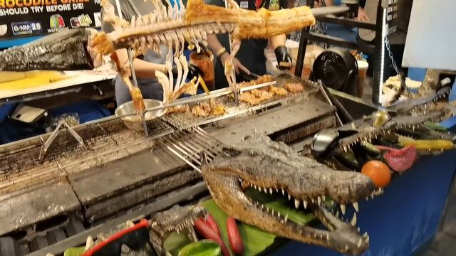 2023.02.04 Паттая. Кушаем жаренного крокодила на вертиле