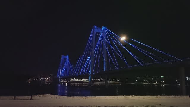Пешеходный мост с подсветкой в Красноярске.