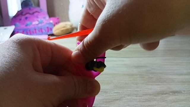 Пчелка из резинок на рагатке.