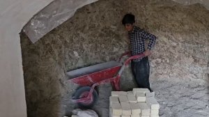 303ч.Как эта мать-одиночка строит пещеру для своих детей в горах