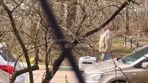 "Оставь его в покое!"

В Подмосковье неадекват переворачивал робота-курьера, который ехал по двору