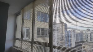 Бежевые горизонтальные жалюзи на лоджию для защиты от яркого солнца. Создания приватности.