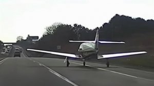 В США легкомоторный самолет сел на оживленную трассу в штате Пенсильвания.