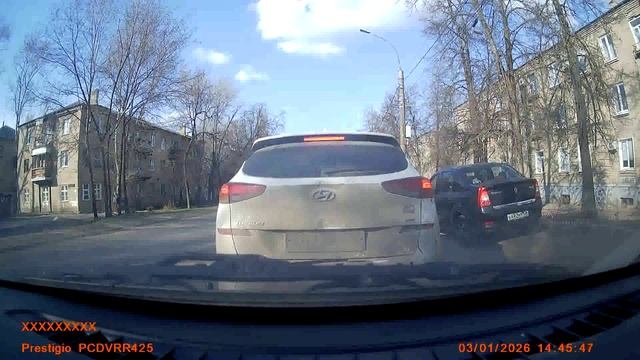 Нутро автохама по полной программе.. Сам влез--других не пускает