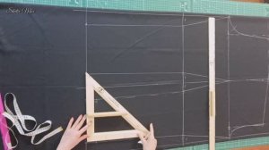 Кроим базовые брюки с акцентом на животик сразу на ткани.