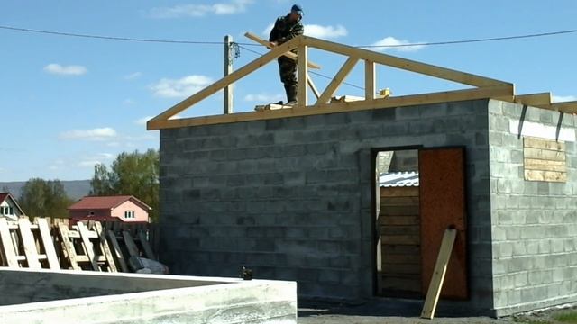 Строительство гаража с двускатной крышей своими руками