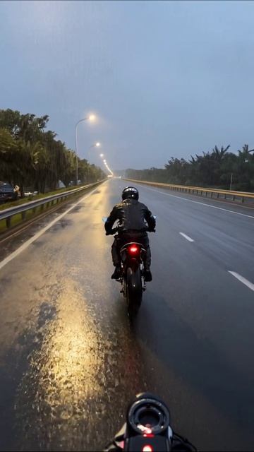 Поездка на мотоцикле под дождем #мотоциклы #дождь #приключения