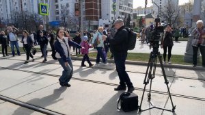 Прекрасный танец корреспондетки  iz.ru в ожидании трамваев