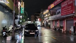 Дождь почти закончился!Прыгаем по лужам!