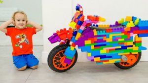 Крис едет на игрушечном спортбайке и играет с друзьями