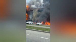 Пожар вспыхнул в ТЦ «Гиант» в Калининграде.

Огонь охватил этажи с первого по третий. Пламя также пе